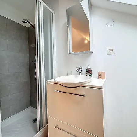 Apartment Le Jardin Des Plantes Et F2 Au Calmes, Terrasse, Stationnement Gratuit Rouen