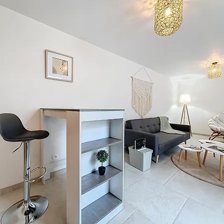 Apartment Le Jardin Des Plantes Et F2 Au Calmes, Terrasse, Stationnement Gratuit *