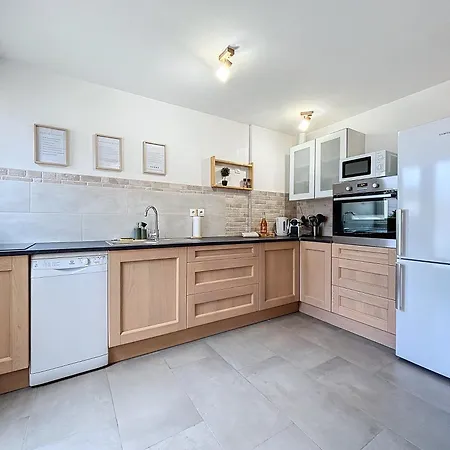 Appartement Le Jardin Des Plantes Et F2 Au Calmes, Terrasse, Stationnement Gratuit *