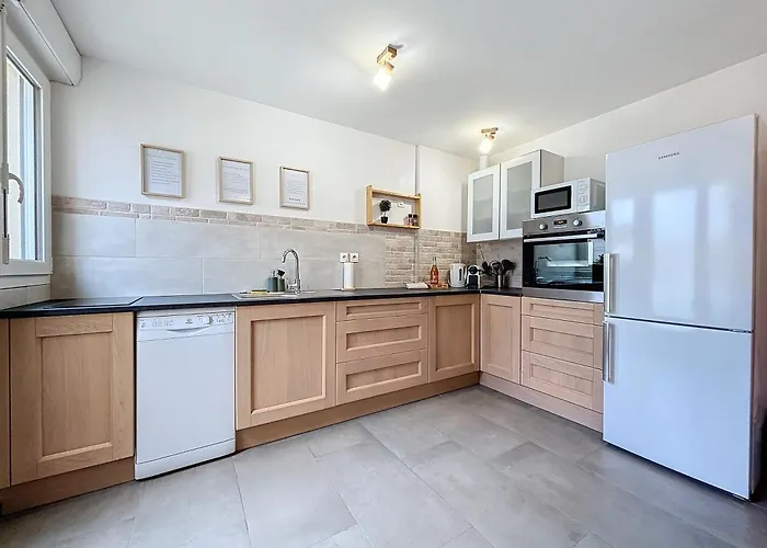 Appartement Le Jardin Des Plantes Et F2 Au Calmes, Terrasse, Stationnement Gratuit *